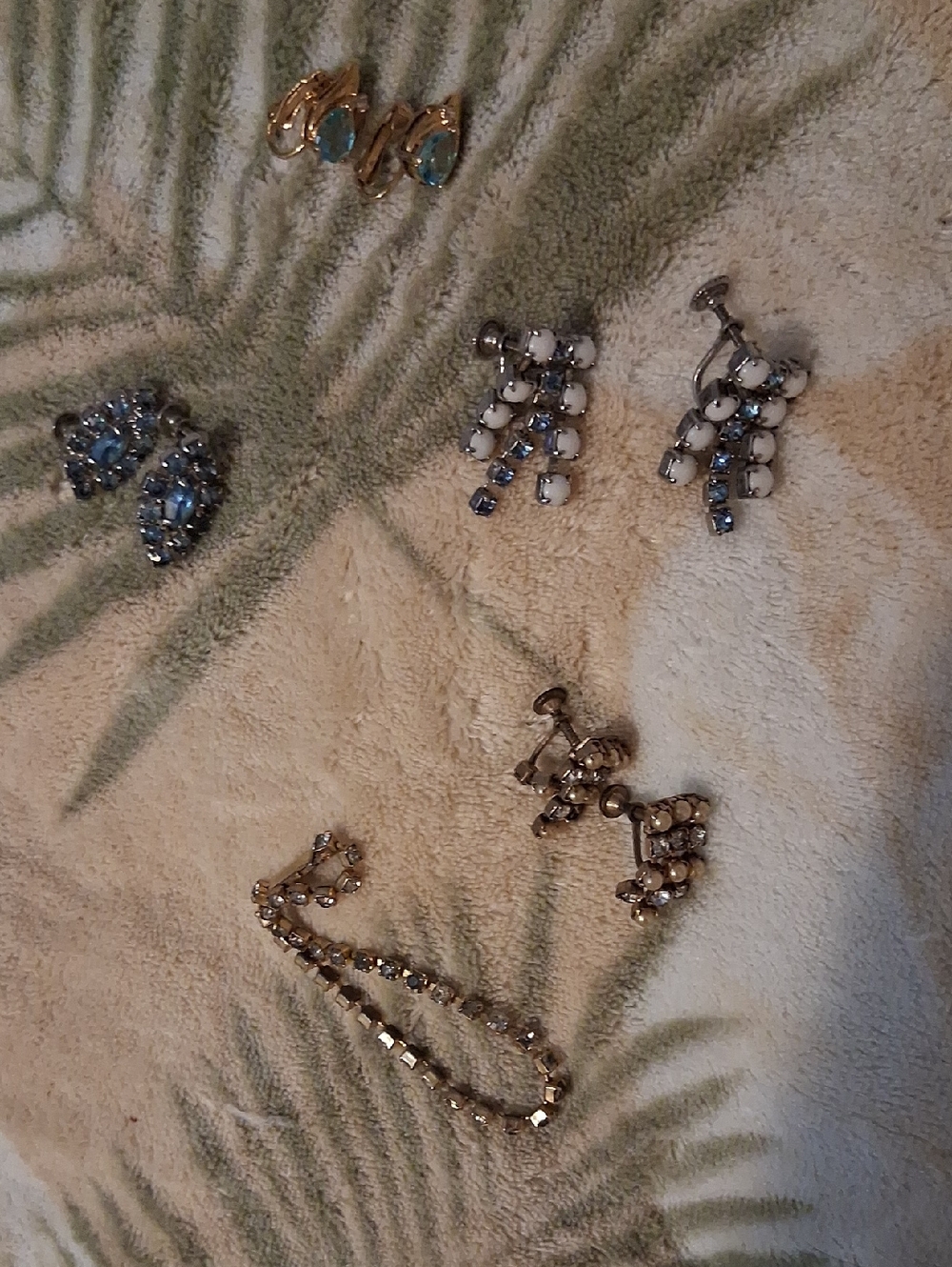 5 Peices Vintage Clip On Earrings